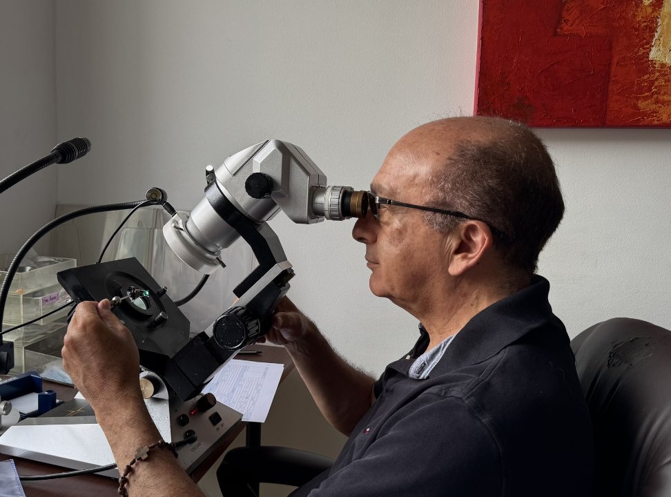 Photo de Rodrigo Giraldo en train d'analyser une émeraude colombienne