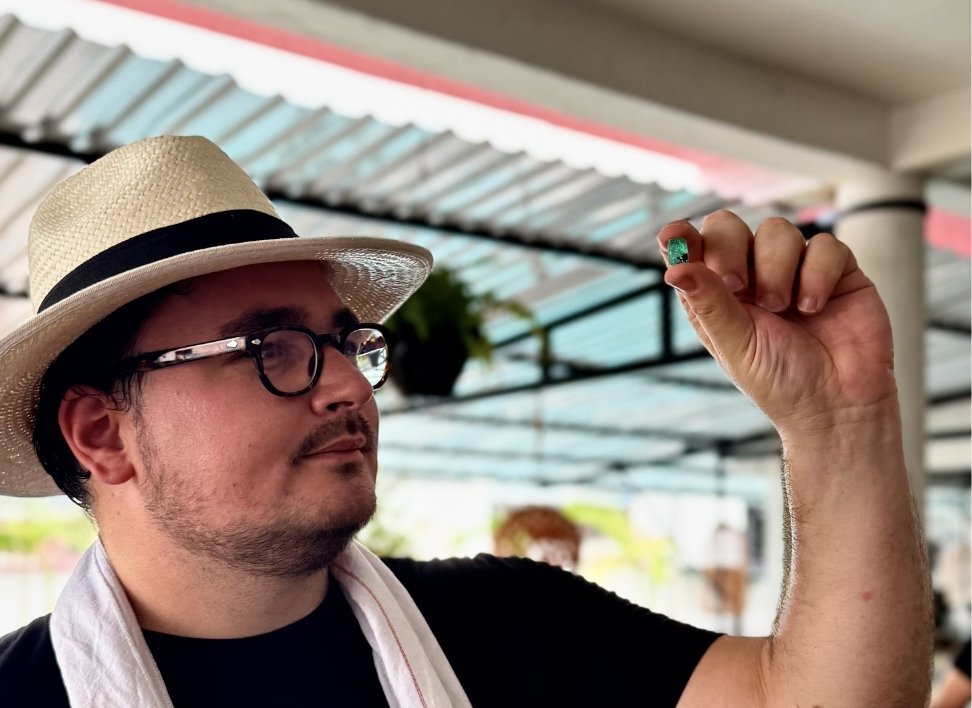 Guilhem Merolle présentant une émeraude colombienne brute sélectionnée à la source