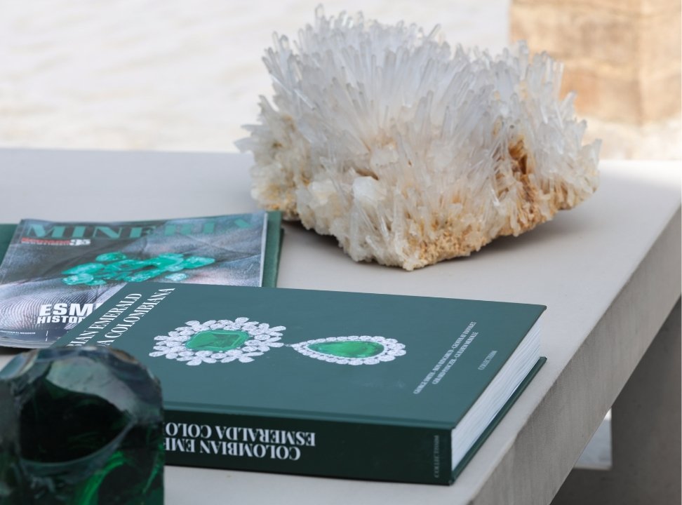 Le livre Colombian emerald / Esmeralda colombien sur une table
