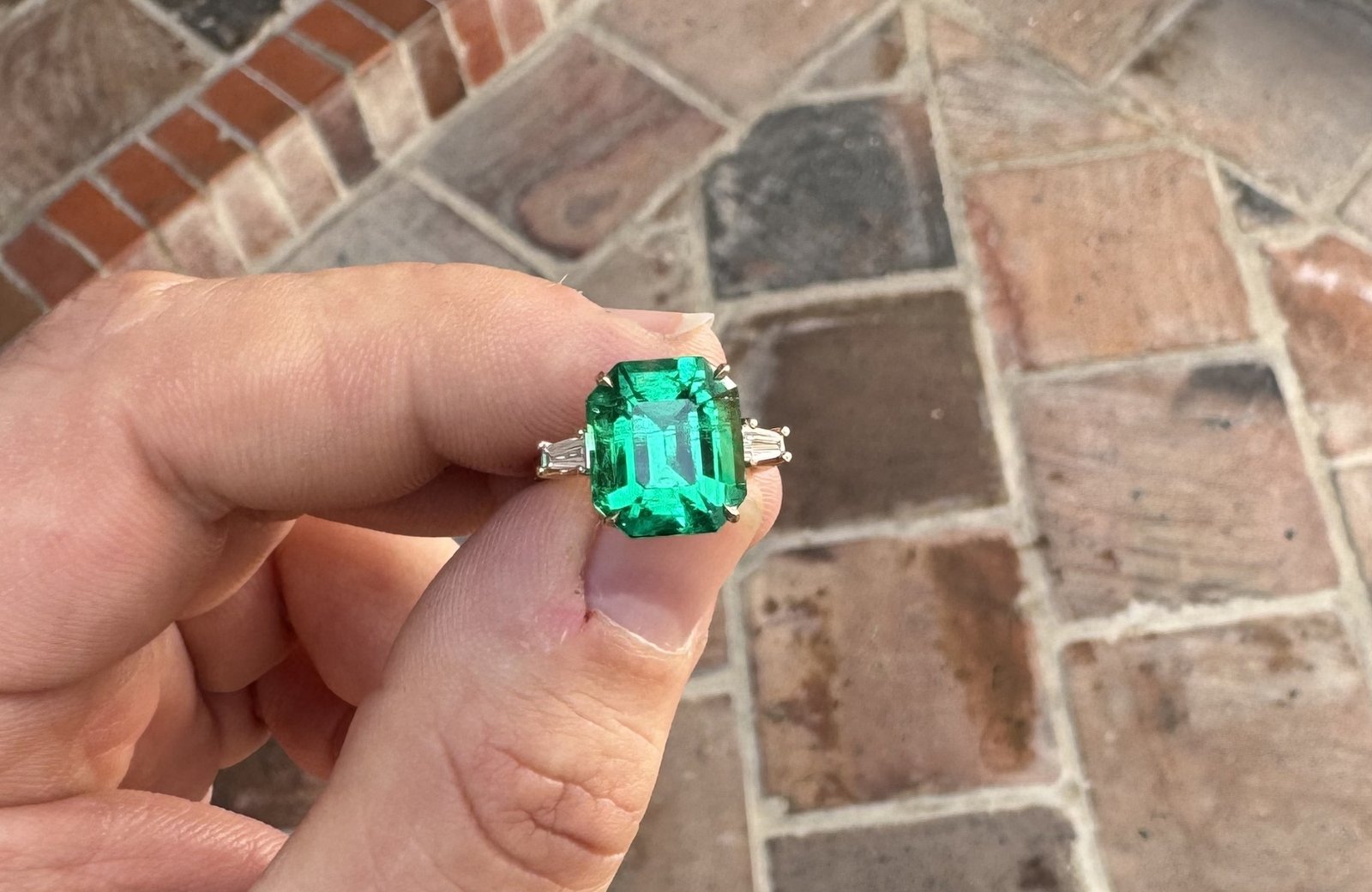 Bague avec émeraude colombienne taille émeraude d’un vert intense