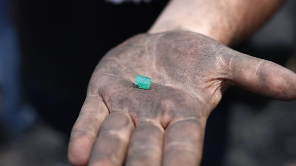 Une émeraude colombienne dans la main de Guilhem Merolle sur le site d'une mine localisée à Muzo.