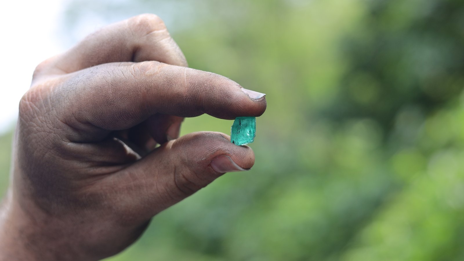 Une émeraude brute provenant des mines de Muzo