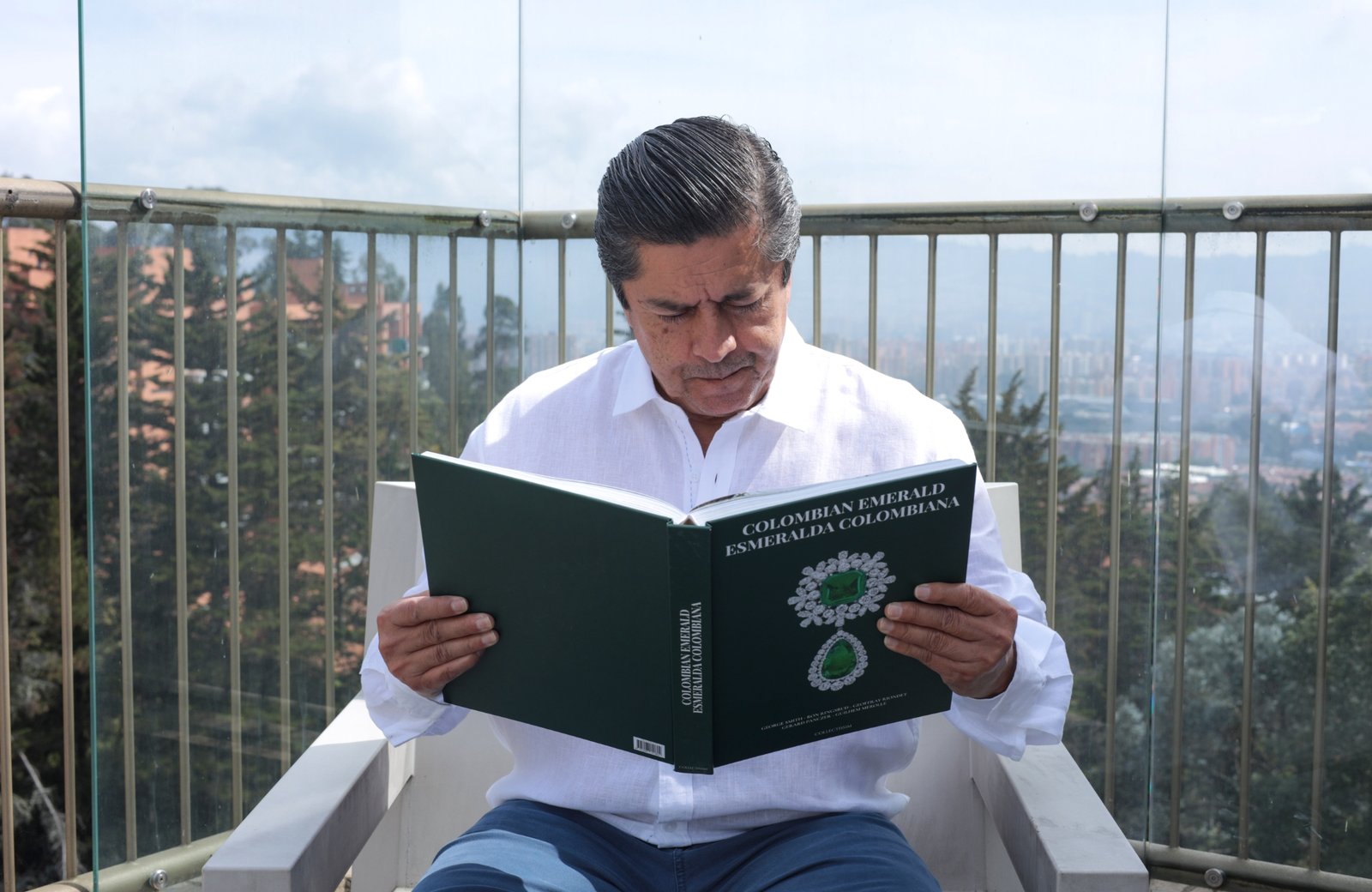 Jimmy Molina mineur respecté en train de lire le livre sur l'émeraude colombienne Colombian Emerald / Esmeralda Colombiana