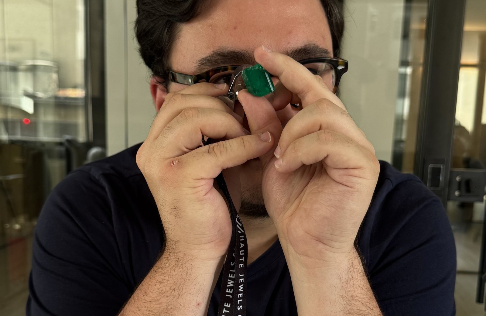 Guilhem Merolle spécialiste de l'émeraude colombienne en train d'analyser une émeraude colombienne brute