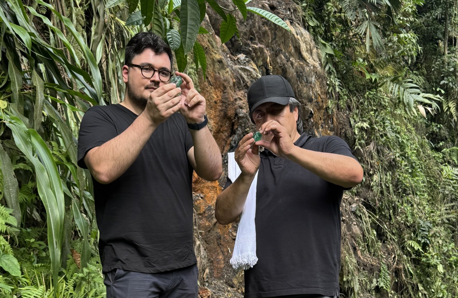 Guilhem Merolle et Jimmy Molina en train d'analyser des émeraudes brutes dans la région de Muzo
