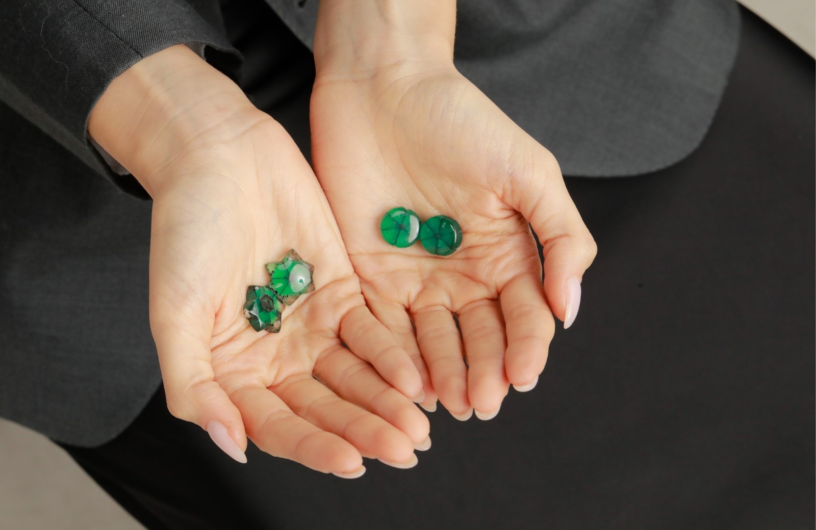 Des émeraudes trapiche provenant de Colombie dans les mains d'une femme
